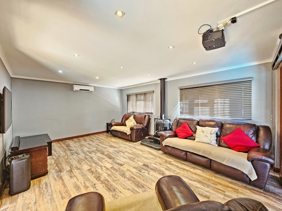 5 Bedroom Property for Sale in Moreleta Park Gauteng