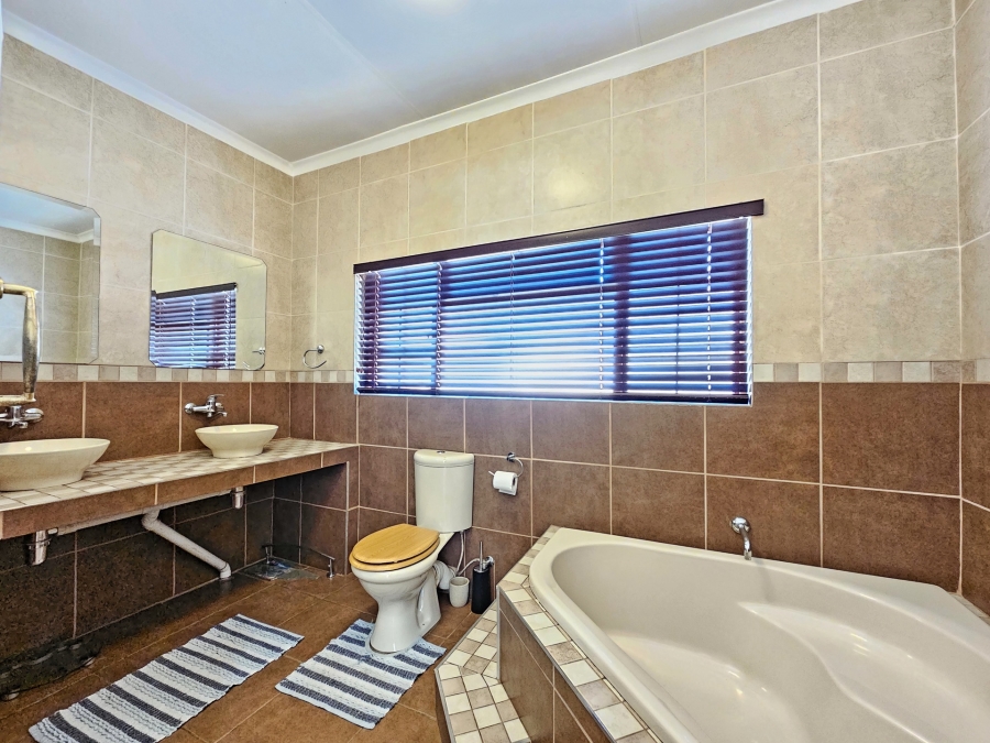 5 Bedroom Property for Sale in Moreleta Park Gauteng