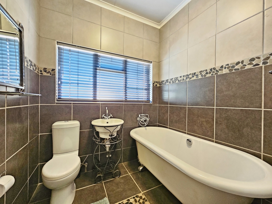 5 Bedroom Property for Sale in Moreleta Park Gauteng
