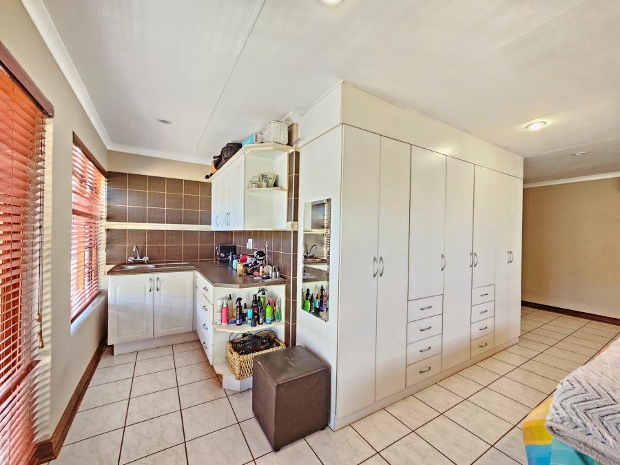 5 Bedroom Property for Sale in Moreleta Park Gauteng