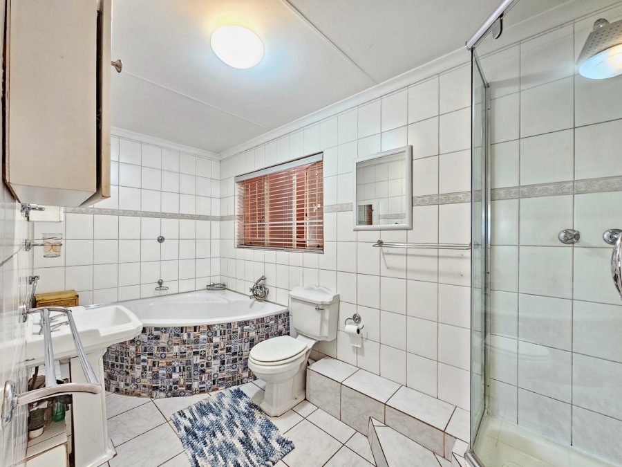 5 Bedroom Property for Sale in Moreleta Park Gauteng