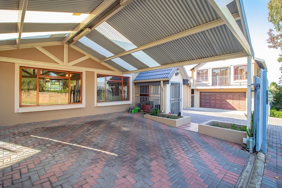 5 Bedroom Property for Sale in Moreleta Park Gauteng