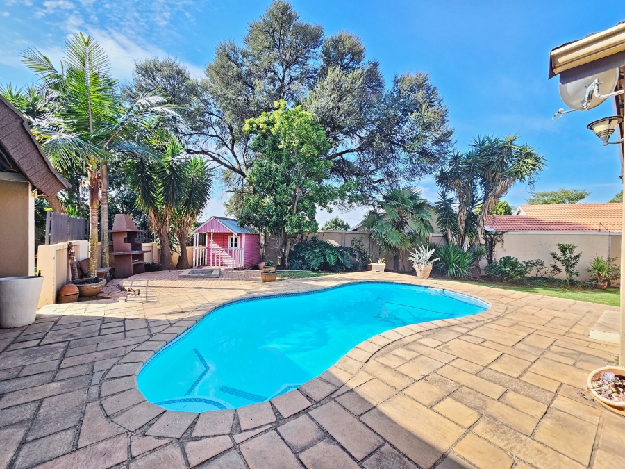 5 Bedroom Property for Sale in Moreleta Park Gauteng