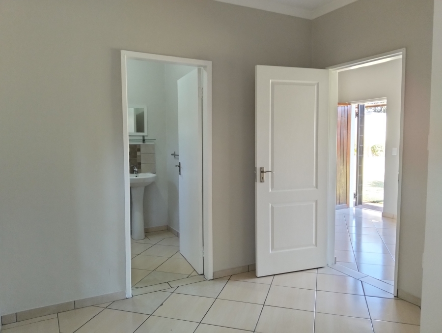 To Let 1 Bedroom Property for Rent in Linden Gauteng
