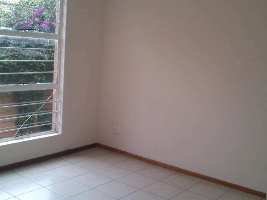 To Let 2 Bedroom Property for Rent in Roodekrans Gauteng
