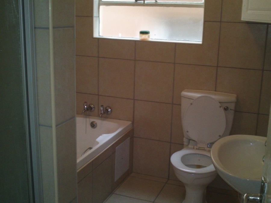 To Let 2 Bedroom Property for Rent in Roodekrans Gauteng