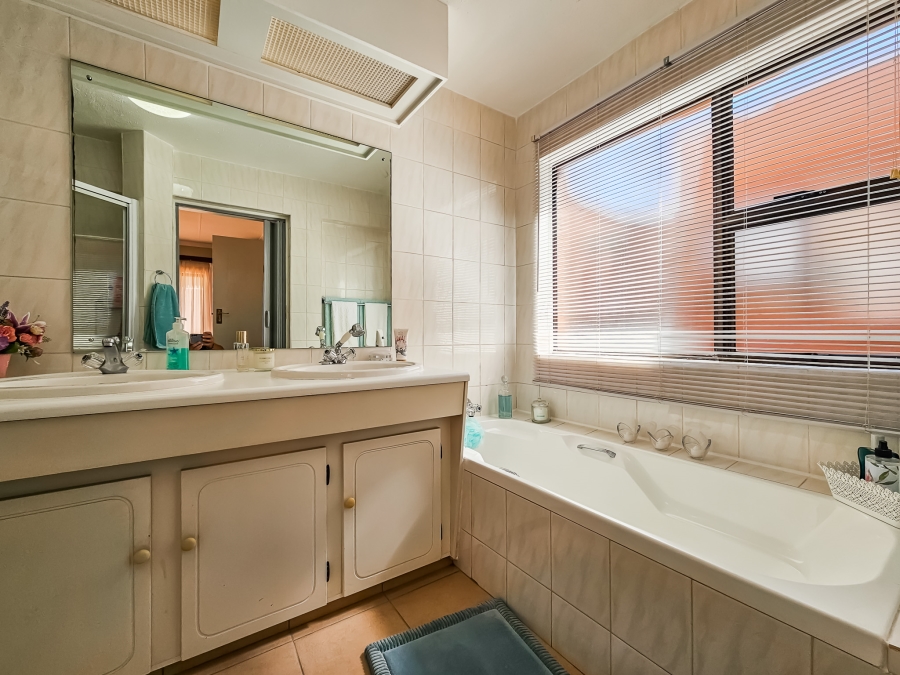 3 Bedroom Property for Sale in Faerie Glen Gauteng