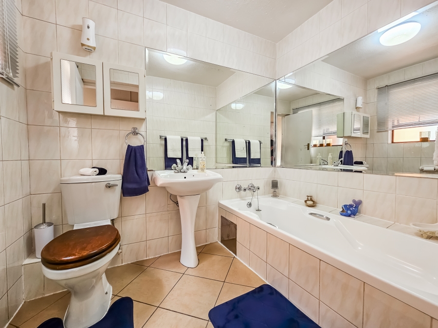 3 Bedroom Property for Sale in Faerie Glen Gauteng