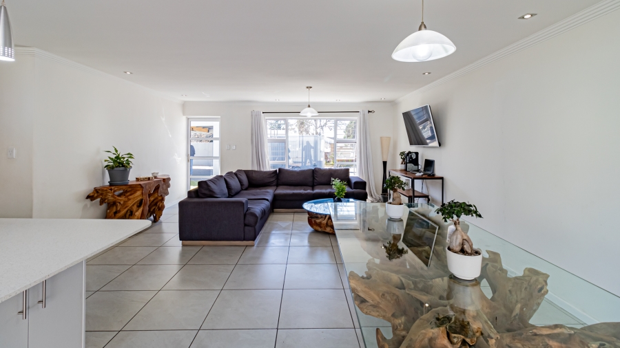 5 Bedroom Property for Sale in Sonneglans Gauteng