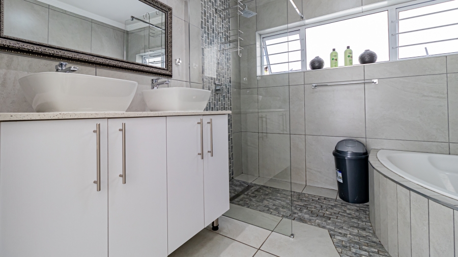 5 Bedroom Property for Sale in Sonneglans Gauteng