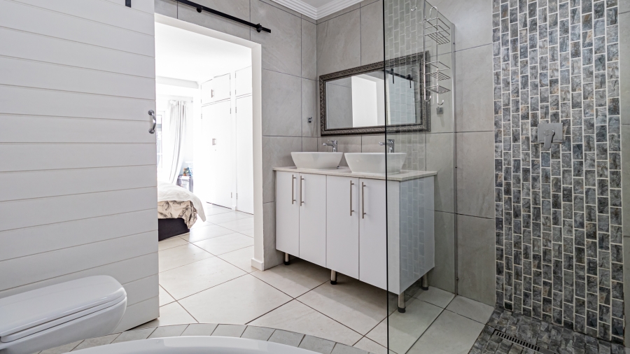 5 Bedroom Property for Sale in Sonneglans Gauteng
