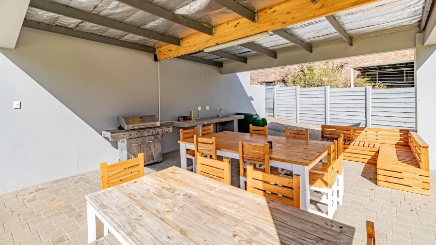 5 Bedroom Property for Sale in Sonneglans Gauteng