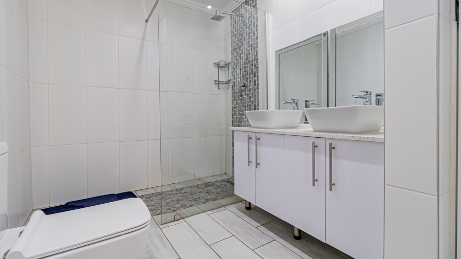 5 Bedroom Property for Sale in Sonneglans Gauteng