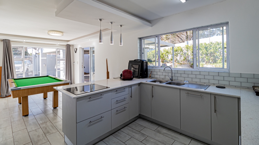 5 Bedroom Property for Sale in Sonneglans Gauteng