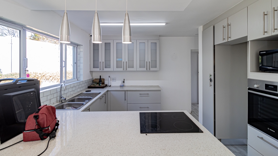 5 Bedroom Property for Sale in Sonneglans Gauteng