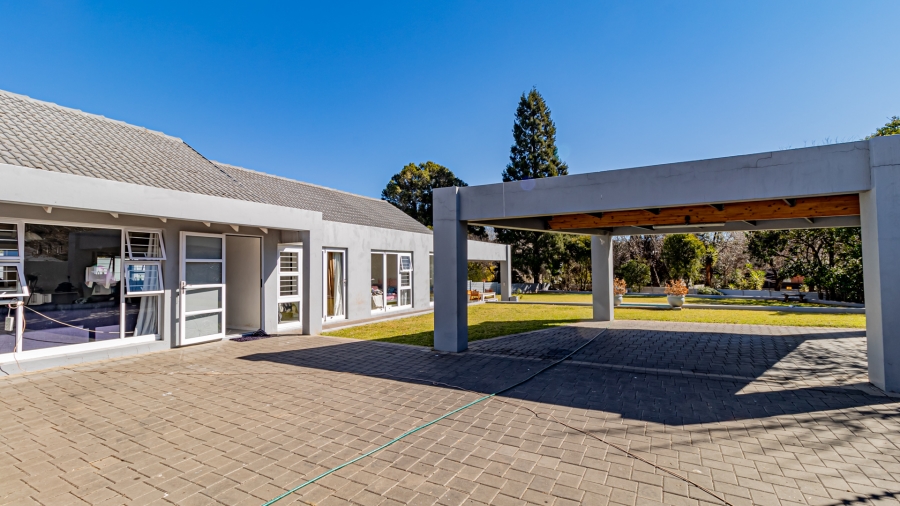 5 Bedroom Property for Sale in Sonneglans Gauteng