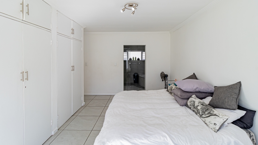5 Bedroom Property for Sale in Sonneglans Gauteng