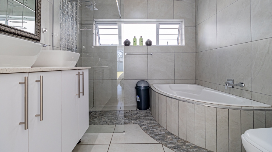 5 Bedroom Property for Sale in Sonneglans Gauteng