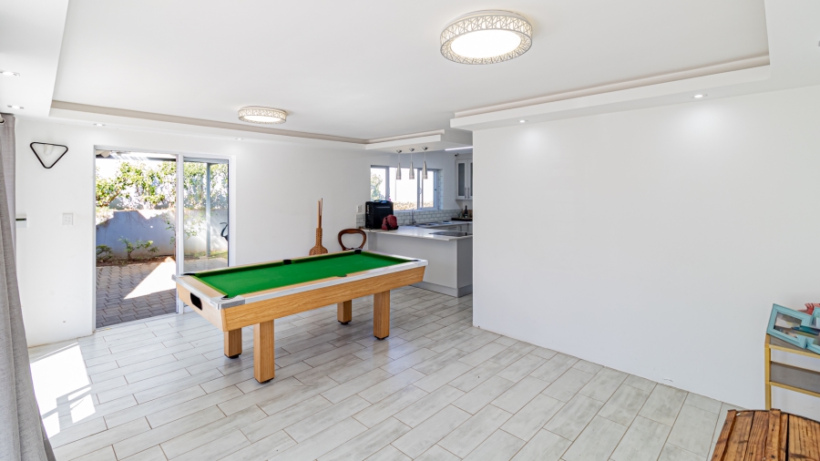 5 Bedroom Property for Sale in Sonneglans Gauteng