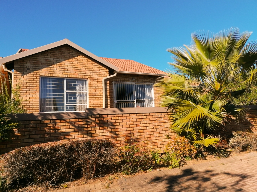 To Let 2 Bedroom Property for Rent in Honeydew Manor Gauteng