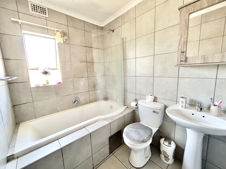 2 Bedroom Property for Sale in Heuweloord Gauteng