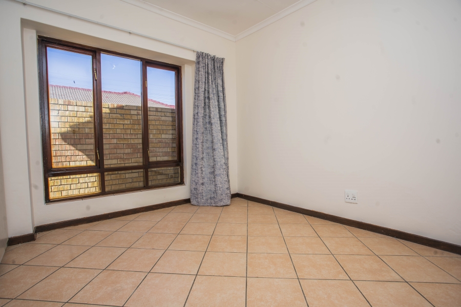 2 Bedroom Property for Sale in Noordwyk Gauteng
