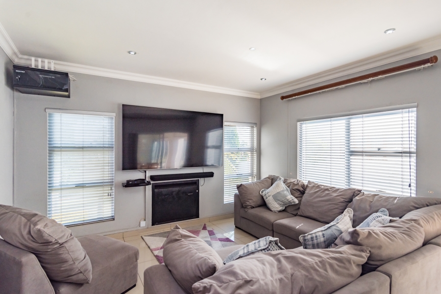 4 Bedroom Property for Sale in Ruimsig Country Estate Gauteng