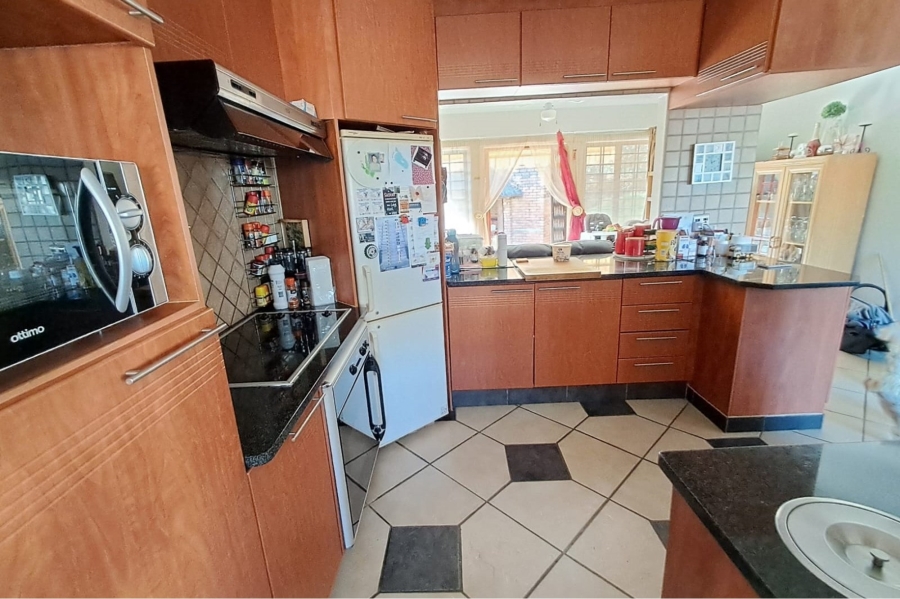 2 Bedroom Property for Sale in Die Hoewes Gauteng
