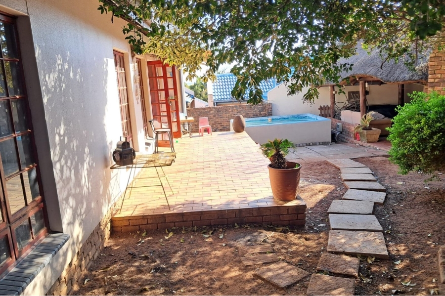 2 Bedroom Property for Sale in Die Hoewes Gauteng