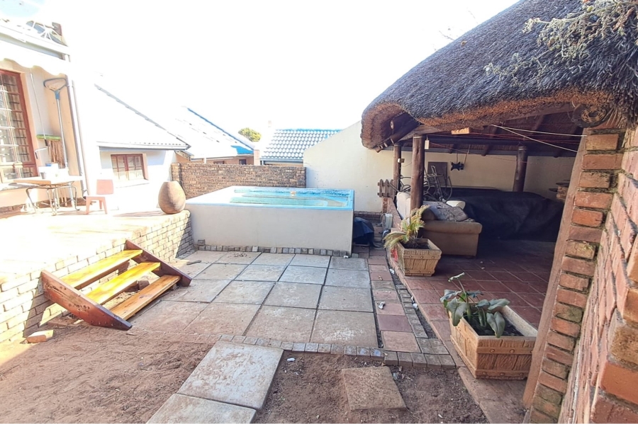 2 Bedroom Property for Sale in Die Hoewes Gauteng