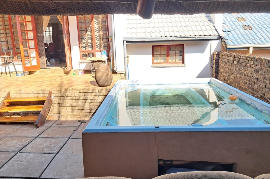 2 Bedroom Property for Sale in Die Hoewes Gauteng