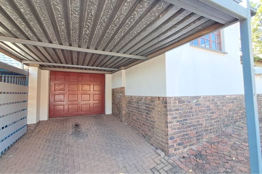 2 Bedroom Property for Sale in Die Hoewes Gauteng