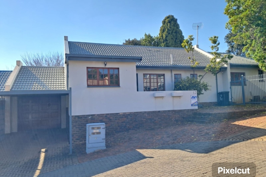 2 Bedroom Property for Sale in Die Hoewes Gauteng