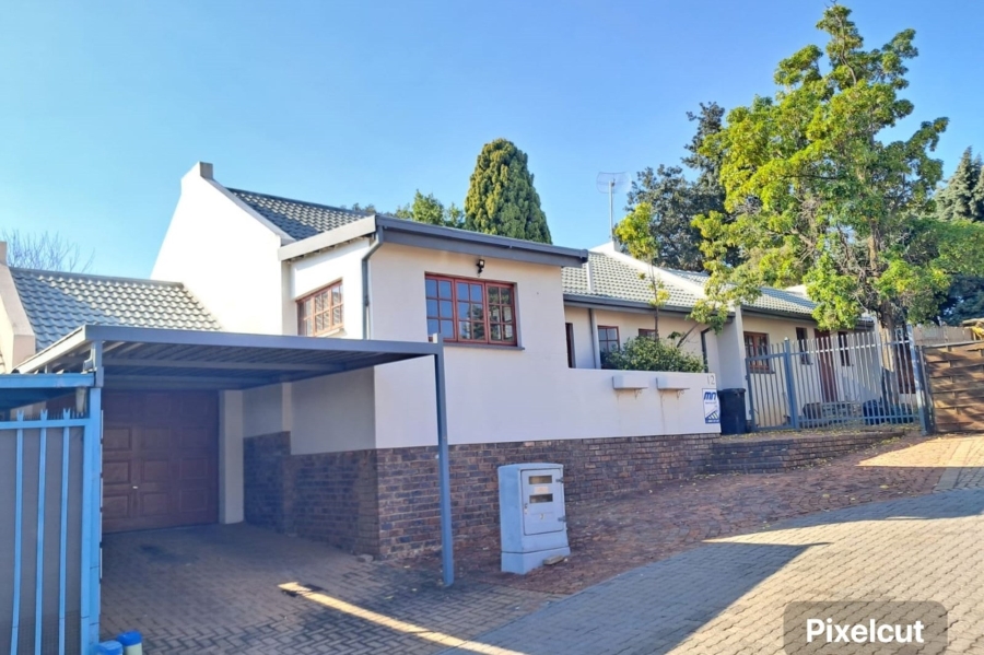 2 Bedroom Property for Sale in Die Hoewes Gauteng