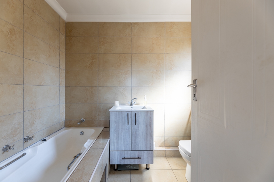 2 Bedroom Property for Sale in Lonehill Gauteng