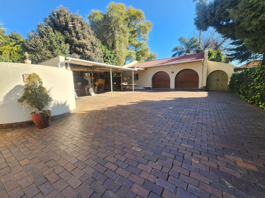 5 Bedroom Property for Sale in Van Riebeeck Park Gauteng