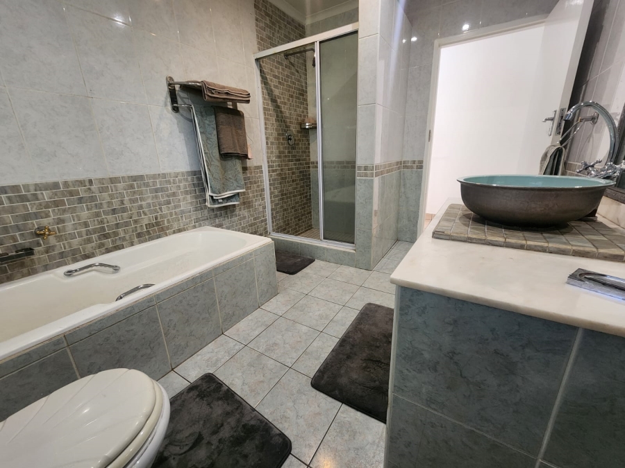5 Bedroom Property for Sale in Van Riebeeck Park Gauteng