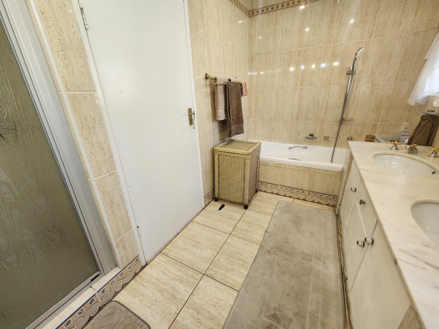 5 Bedroom Property for Sale in Van Riebeeck Park Gauteng