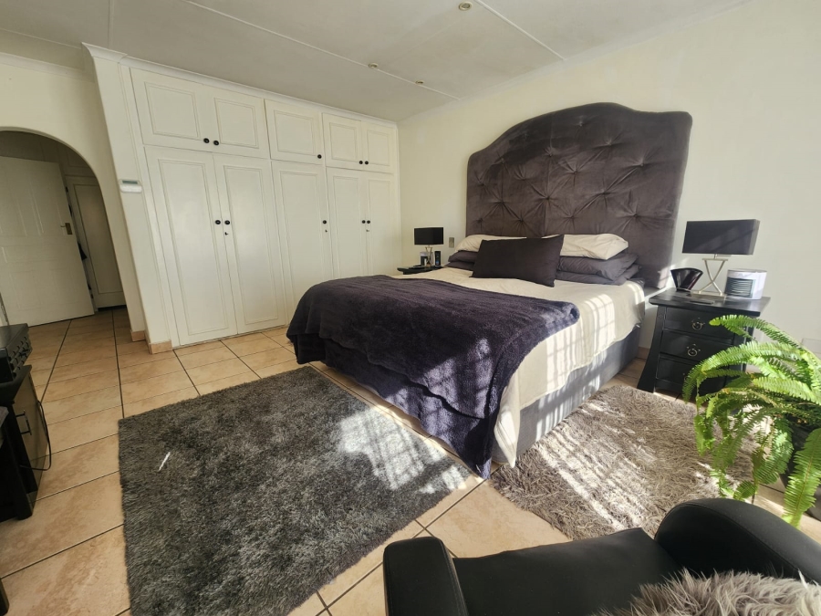 5 Bedroom Property for Sale in Van Riebeeck Park Gauteng
