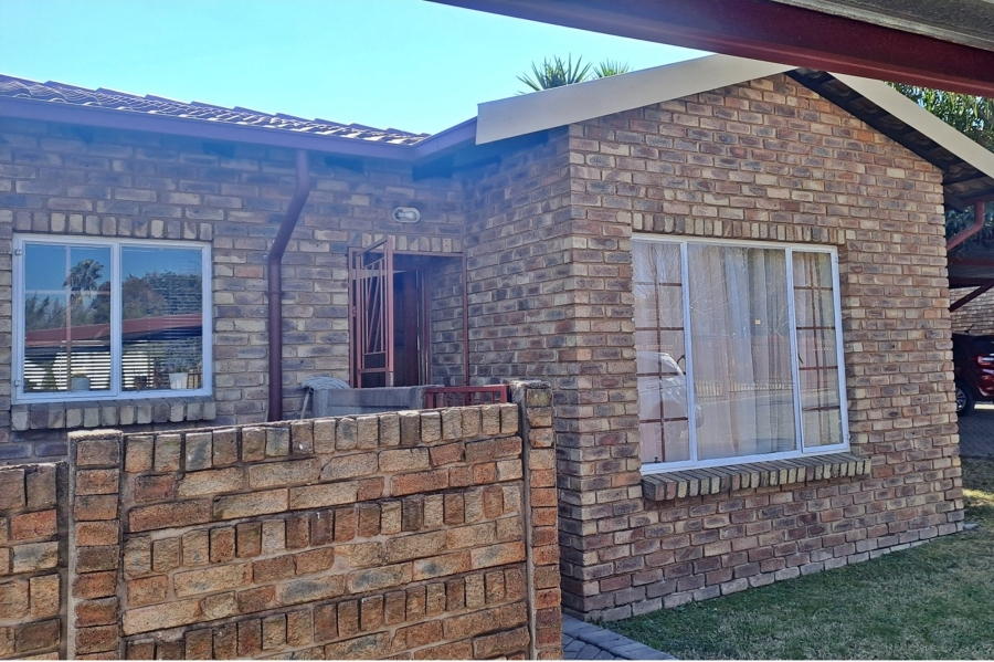2 Bedroom Property for Sale in Rooihuiskraal Gauteng