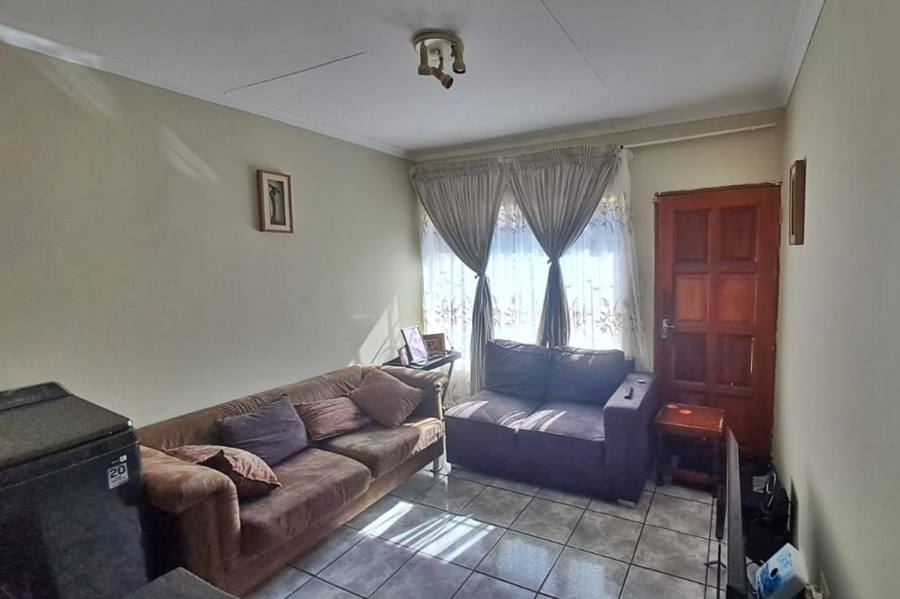 2 Bedroom Property for Sale in Rooihuiskraal Gauteng