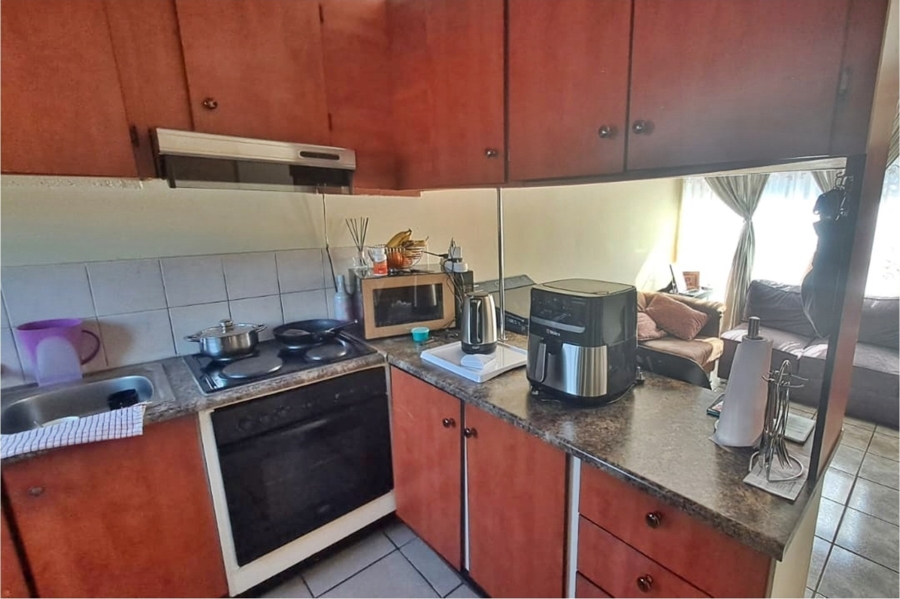 2 Bedroom Property for Sale in Rooihuiskraal Gauteng
