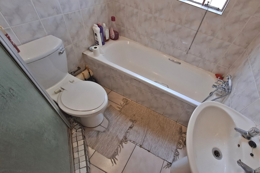 2 Bedroom Property for Sale in Rooihuiskraal Gauteng