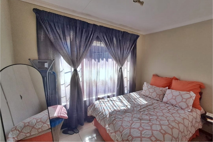 2 Bedroom Property for Sale in Rooihuiskraal Gauteng