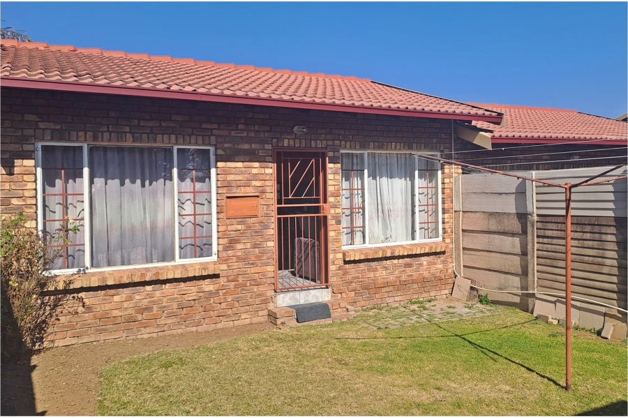 2 Bedroom Property for Sale in Rooihuiskraal Gauteng