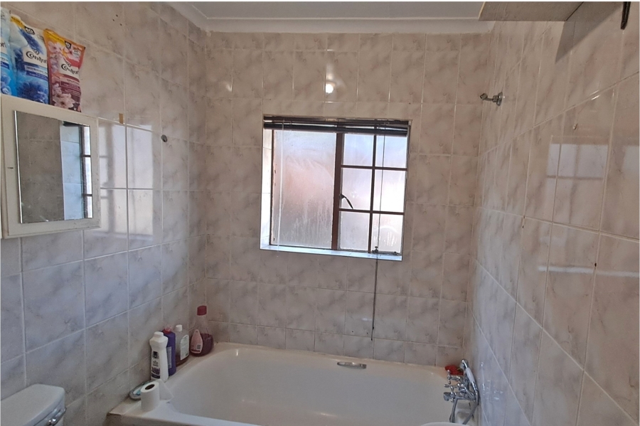 2 Bedroom Property for Sale in Rooihuiskraal Gauteng