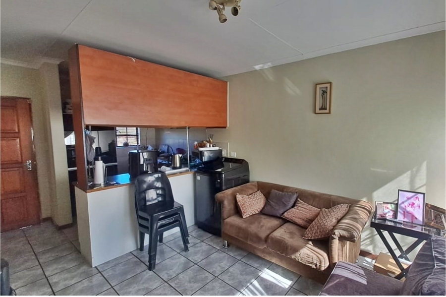 2 Bedroom Property for Sale in Rooihuiskraal Gauteng