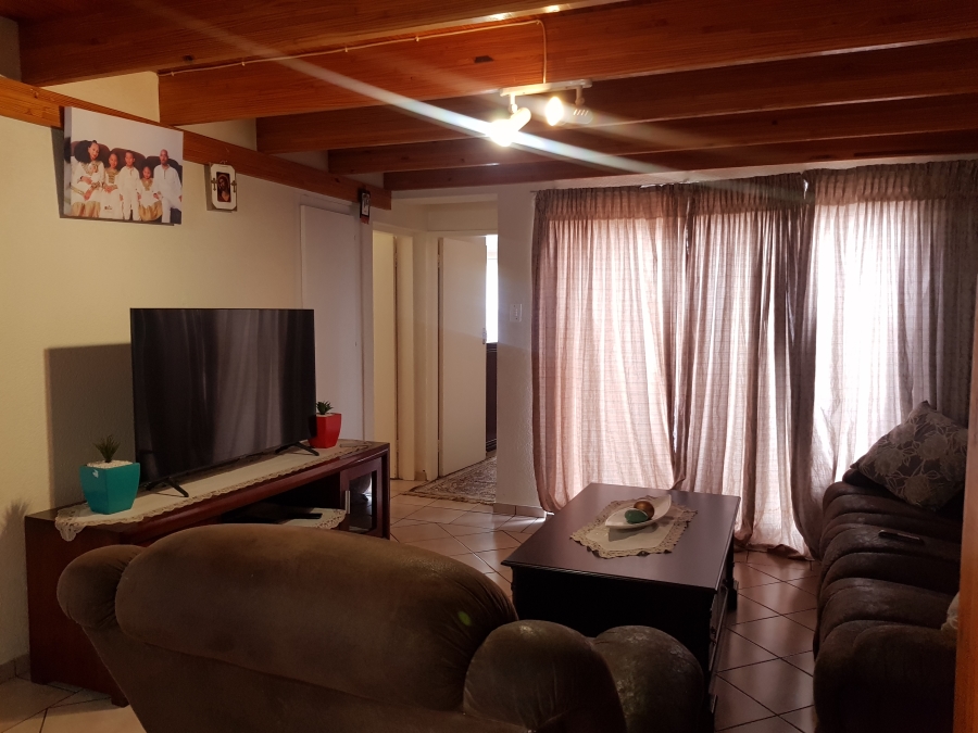 To Let 4 Bedroom Property for Rent in Weltevreden Park Gauteng