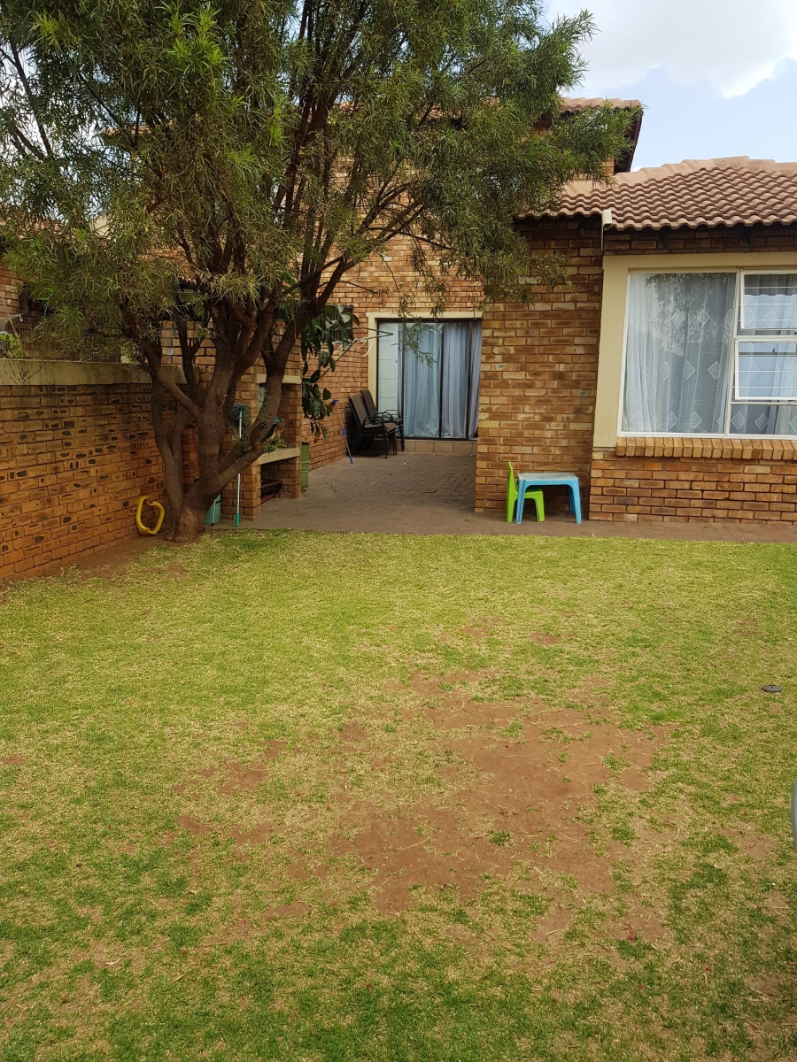 To Let 4 Bedroom Property for Rent in Weltevreden Park Gauteng