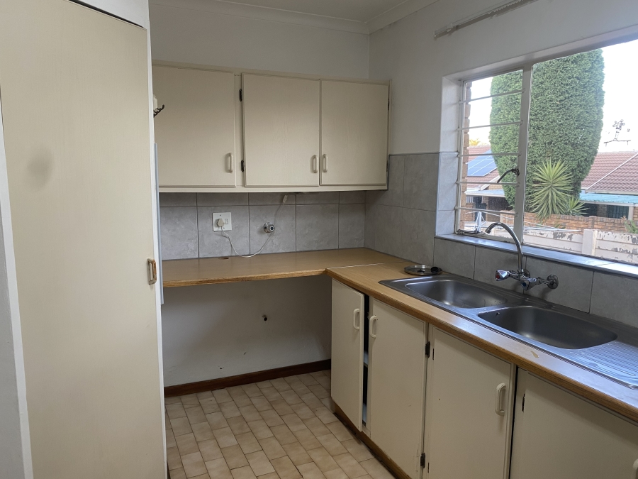 To Let 2 Bedroom Property for Rent in La Montagne Gauteng